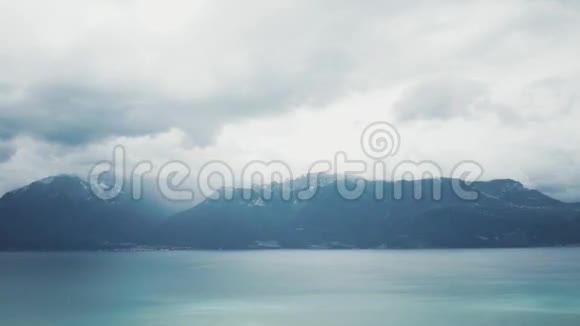 云的时间流逝山地景观和海洋视频的预览图