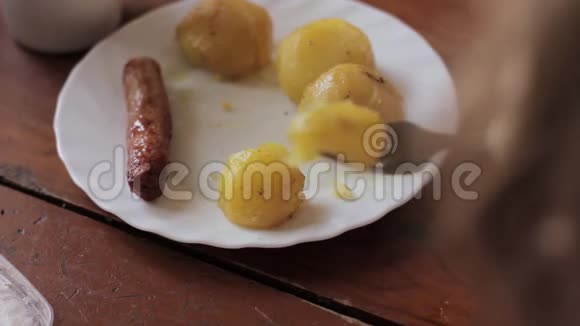 以烤土豆和香肠为原料的乡村早餐视频的预览图