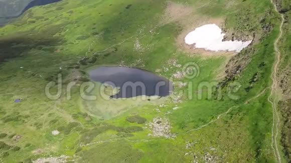 喀尔巴阡山脉高地Nesamovyte湖的鸟瞰图视频的预览图