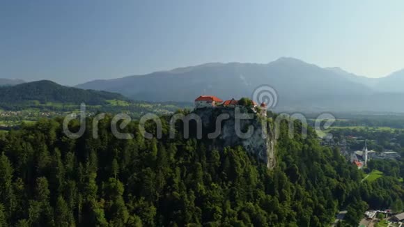 斯洛文尼亚的空中雪橇城堡景观视频的预览图