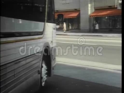 公共汽车出站纽约市视频的预览图