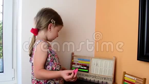 可爱的小女孩玩算盘用粉笔在黑板上写字学前观念童年观念玩具视频的预览图