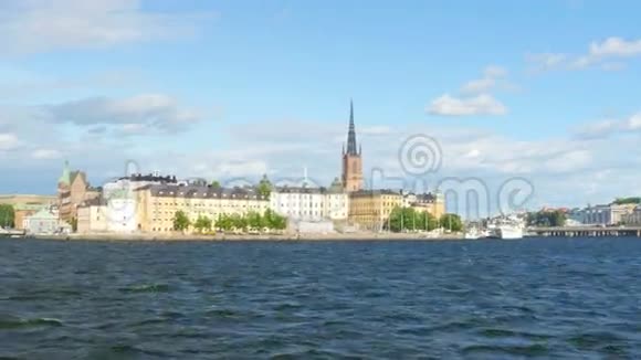 前往瑞典斯德哥尔摩老城区的公共交通船视频的预览图