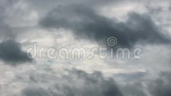 雨前乌云密布的黑暗天空视频的预览图