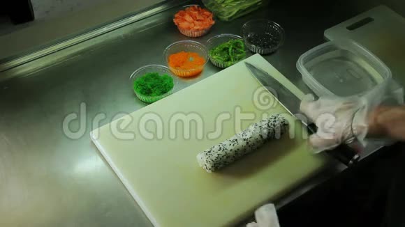 烹饪切片寿司卷视频的预览图