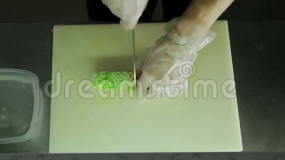 烹饪切片寿司卷视频的预览图