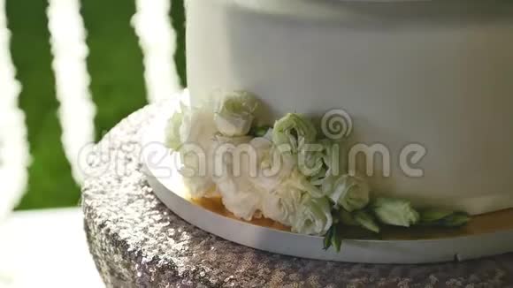 合上白色婚礼蛋糕视频的预览图