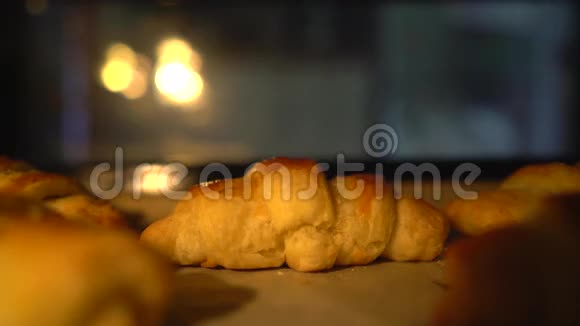 牛角面包是在烤箱里烤的视频的预览图
