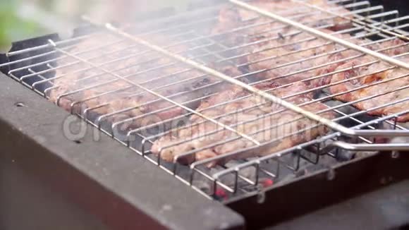 男人煮肉那个人把肉烧在格子上肉在火上煎烧烤视频的预览图