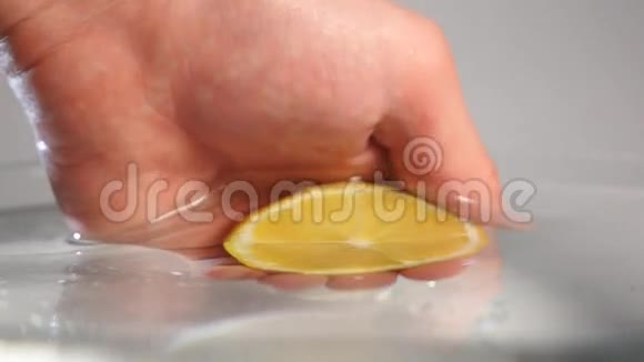 半个柠檬掉到水里视频的预览图