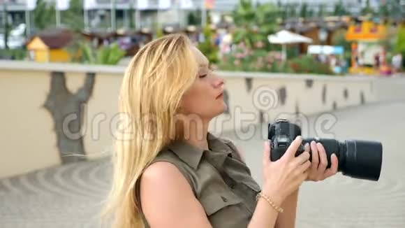 一位女摄影师的特写镜头正借助专业摄像机在街上拍照4k慢视频的预览图