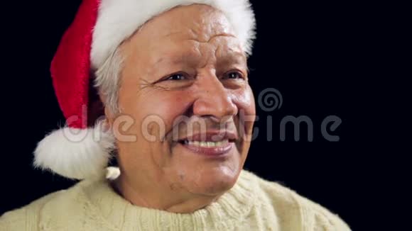 圣诞礼物上戴圣诞帽的老人微笑视频的预览图