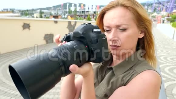 一位女摄影师的特写镜头正借助专业摄像机在街上拍照4k慢视频的预览图