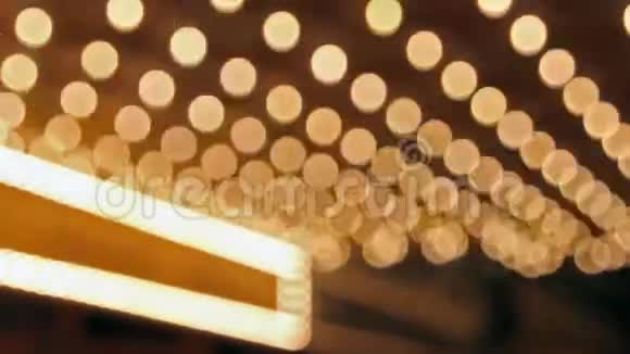 百老汇大街上模糊音乐厅灯光闪烁的高清晰度视频的预览图