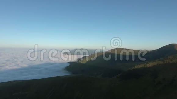 从山上飞过晨雾视频的预览图