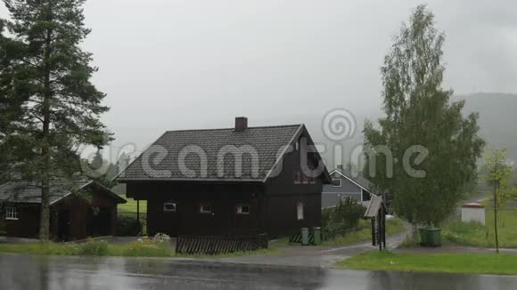 北欧大雨奥斯陆附近的村庄挪威视频的预览图