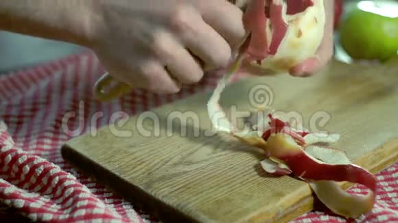 削皮苹果手剥鲜苹果健康食品素食早餐视频的预览图