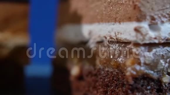 提拉米苏蛋糕铁拉米苏蛋糕在盘子上叉子隔离在深蓝色上关闭视频的预览图