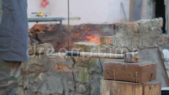 铁匠工作金属工匠村里私人铁匠铺的高地人大锤躺在铁砧上视频的预览图