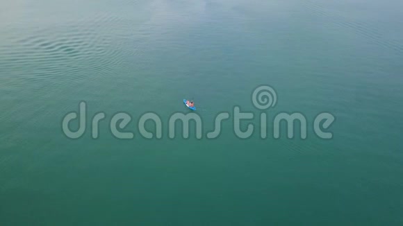 在海上皮划艇空中观景台视频的预览图