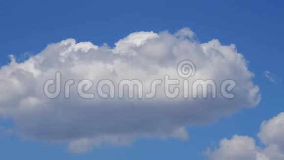蓝色背景下云的运动时间流逝视频的预览图
