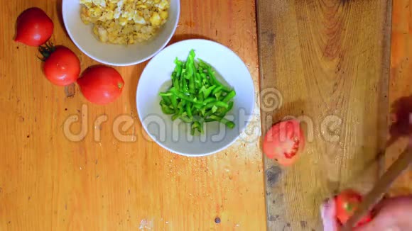 女人切西红柿延时镜头俯视图从上往下看视频的预览图