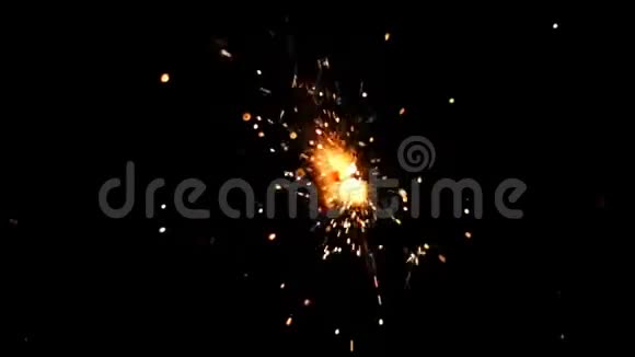 在黑色背景下燃烧孟加拉火慢动作视频的预览图