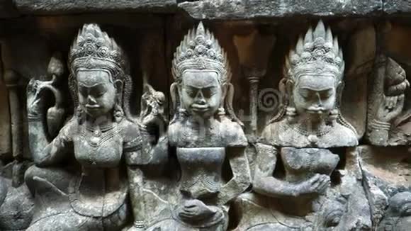 柬埔寨吴哥窟暹粒闰景台雕刻视频的预览图