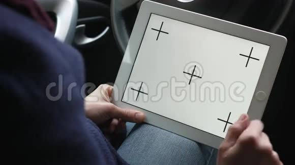 女性手使用带有屏幕模板的笔记本电脑视频的预览图
