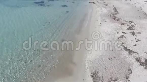 海岸湾的空中拍摄岩石和悬崖空中无人机拍摄的海浪冲刷在海滩上的岩石视频的预览图