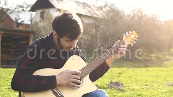 在户外弹吉他的人用吉他演奏音乐视频的预览图