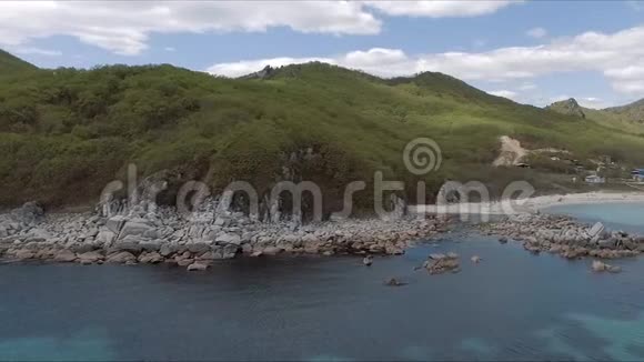 海岸湾的空中拍摄岩石和悬崖空中无人机拍摄的海浪冲刷在海滩上的岩石视频的预览图