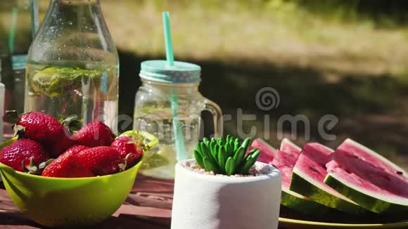 提供美味水果和柠檬水的野餐桌视频的预览图