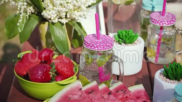 提供美味水果和柠檬水的野餐桌视频的预览图
