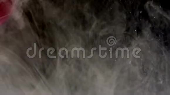 白色墨水在黑暗的背景下滴在水里抽象抽象视频的预览图
