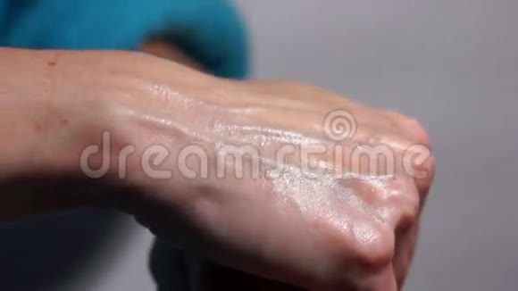 女人用手洗视频的预览图