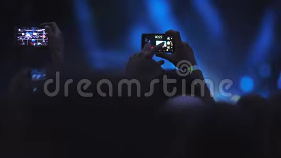 在露天音乐音乐会的人群中视频的预览图