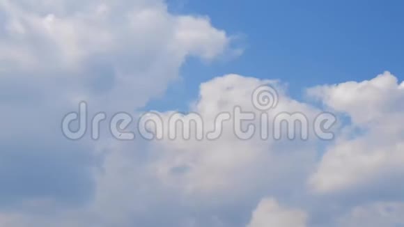 蓝色背景下云的运动时间流逝视频的预览图