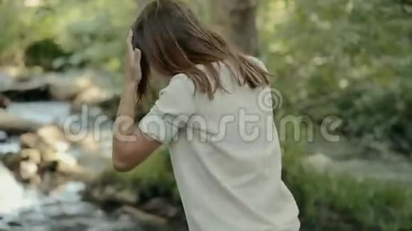 可爱的微笑女孩在森林里休息视频的预览图