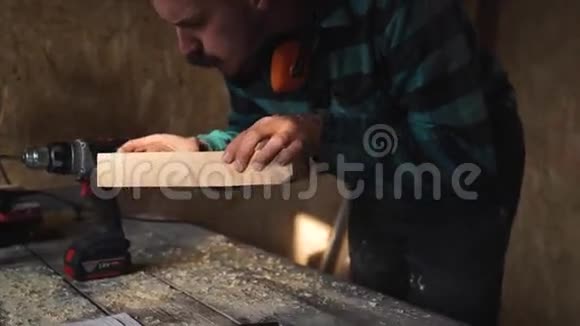 木匠用木板上的钻头视频的预览图