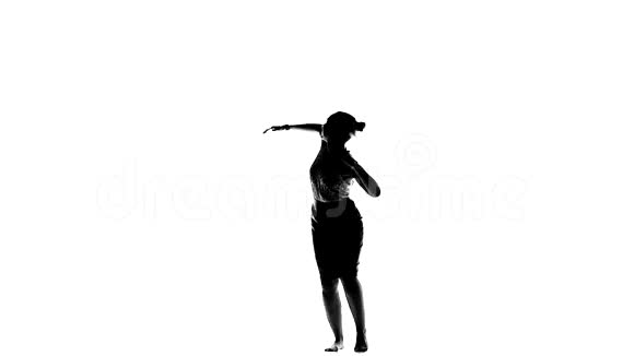 可爱的女人跳舞拉丁舞视频的预览图