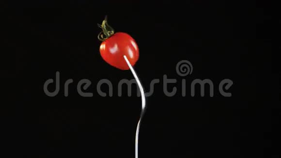 叉与番茄黑背景视频的预览图