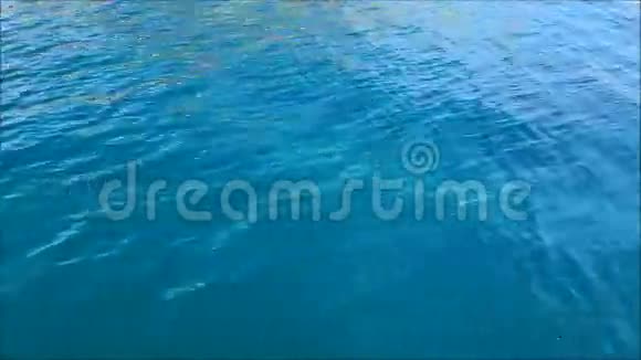 早晨海面上的水在流动视频的预览图