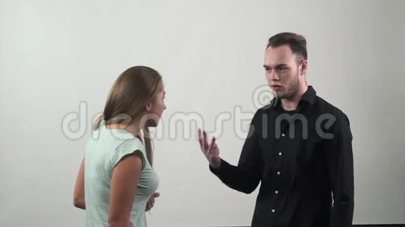 男女冲突夫妻争斗慢动作视频的预览图