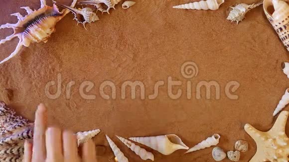 手绘酒店符号在沙中海滩背景顶部视图视频的预览图