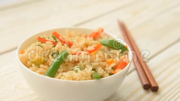 用蔬菜吃健康的米饭视频的预览图