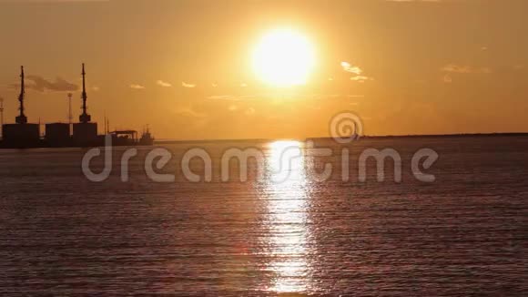 日落时在海港的起重机海港附近的港口美丽的海景日落时的大型海港视频的预览图