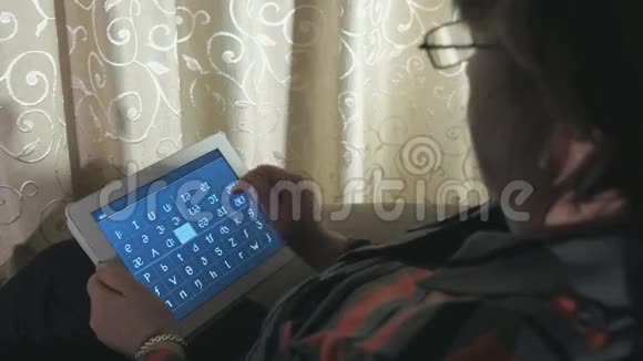 使用平板电脑的女性在家后景视频的预览图