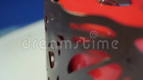 红色天鹅绒蛋糕蛋糕在深蓝色背景上的红色糖霜红糕点视频的预览图