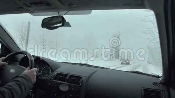 恶劣天气在乡间小路上旅行视频的预览图